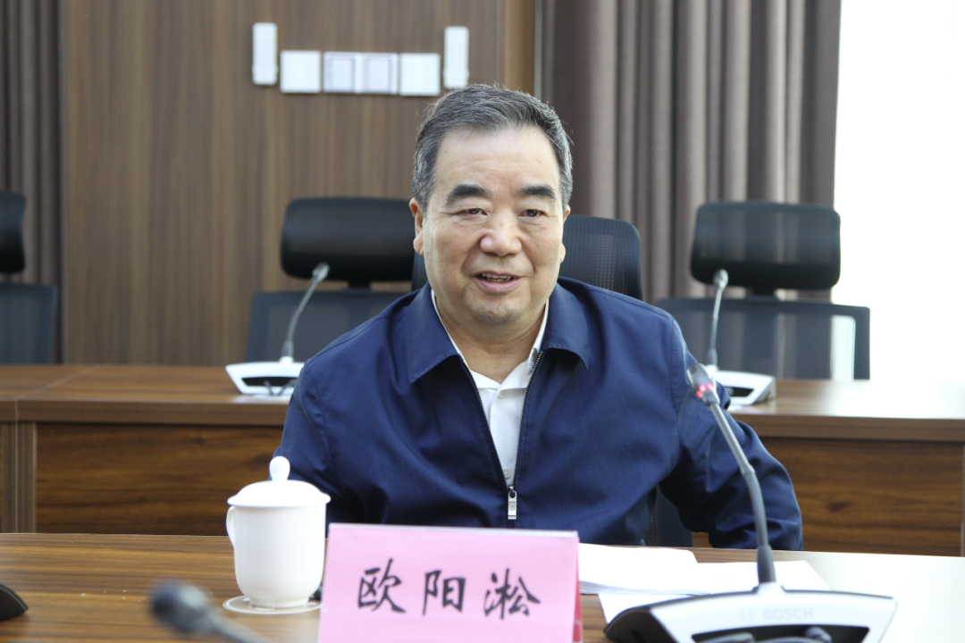 社院青年教师聆听欧阳淞主题报告并参加座谈